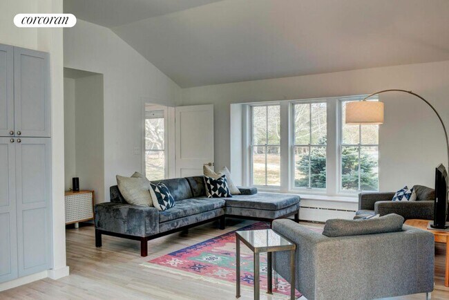 35 Bayberry Ln in Sag Harbor, NY - Foto de edificio - Building Photo