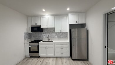 7345 Tyrone Ave in Los Angeles, CA - Building Photo - Building Photo