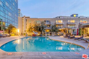 901 Flower St in Los Angeles, CA - Building Photo