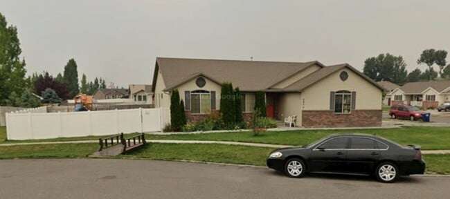 2874 N Midnight Blue Dr in Idaho Falls, ID - Building Photo - Building Photo