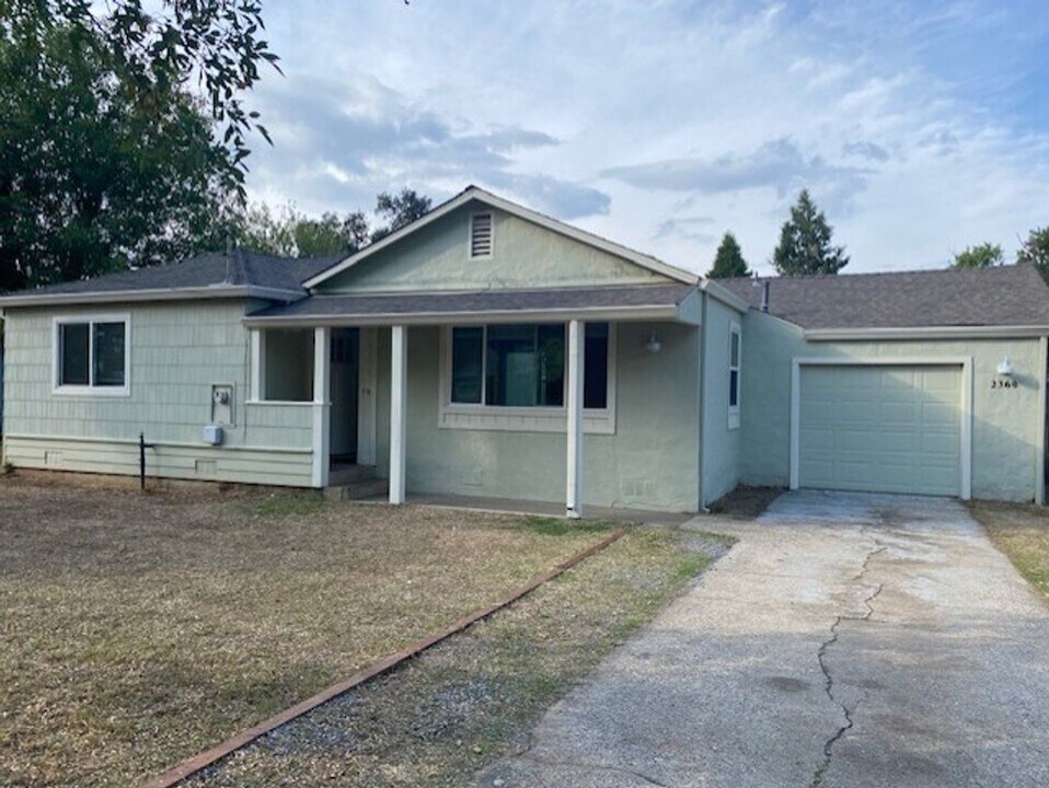 2360 Sacramento Dr in Redding, CA - Foto de edificio