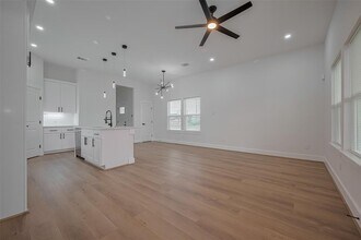 7546 Charlie St in Houston, TX - Building Photo - Building Photo