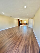 8 Cal Rd, Unit A in Fort Mitchell, AL - Foto de edificio - Building Photo