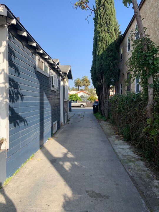 3946 S Hill St in Los Angeles, CA - Building Photo
