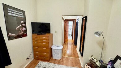 1368 W Evergreen Ave, Unit 2M in Chicago, IL - Foto de edificio - Building Photo