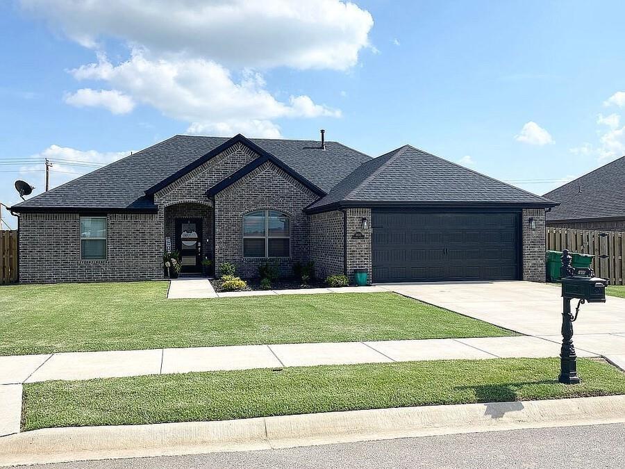 1800 Sunrise Cir in Centerton, AR - Building Photo