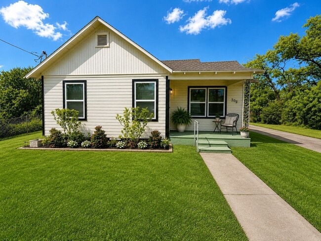 property at 1526 E 32nd 1/2 St