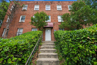 240 34th St SE in Washington, DC - Foto de edificio - Building Photo