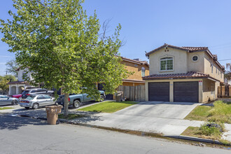 Grand View Duplexes in Bakersfield, CA - Building Photo - Building Photo