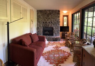 2567 N Fitch Mountain Rd, Unit 2 in Healdsburg, CA - Building Photo - Building Photo