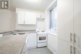 77 Erskine Ave in Toronto, ON - Building Photo