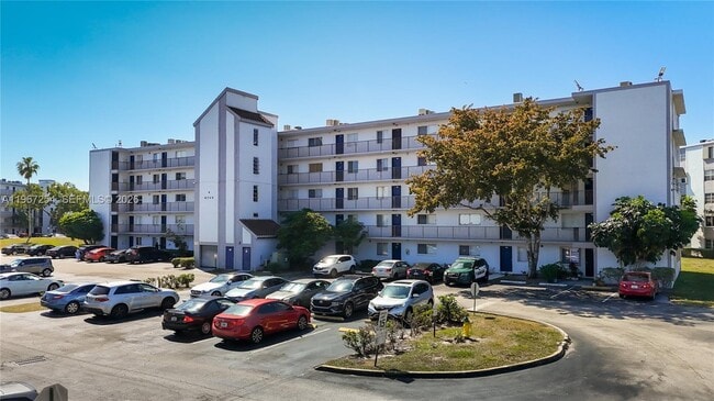 8740 N Sherman Cir in Miramar, FL - Building Photo - Building Photo