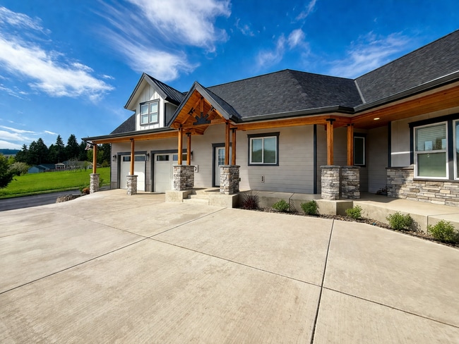 572 N M St in Cottage Grove, OR - Building Photo - Building Photo