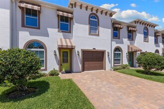 8704 Kenyon View Ct in Tampa, FL - Foto de edificio - Building Photo