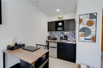 1112 NW 2nd St, Unit Studio in Homestead, FL - Building Photo - Building Photo