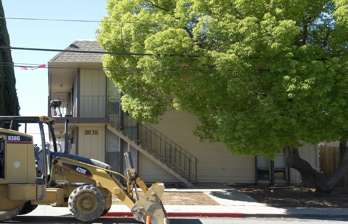 1107 W 4th St in Antioch, CA - Foto de edificio