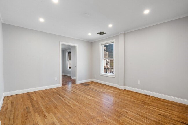 16 Hawthorne St, Unit 1 in Boston, MA - Foto de edificio - Building Photo