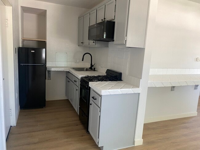 22002 Prairie St, Unit 22000 in Chatsworth, CA - Foto de edificio - Building Photo