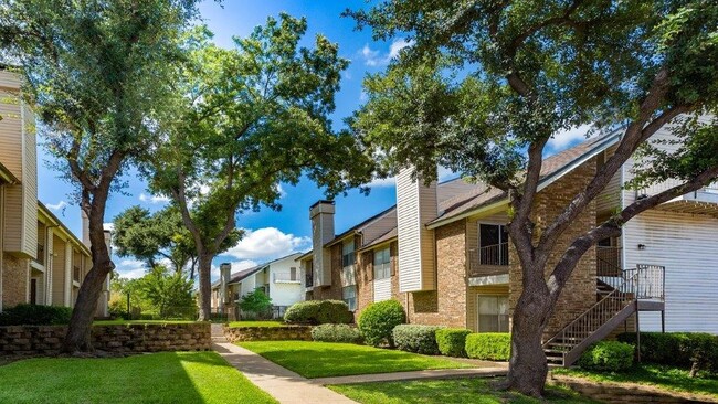 Chase Crossing Apartments in Dallas, TX - Building Photo - Building Photo