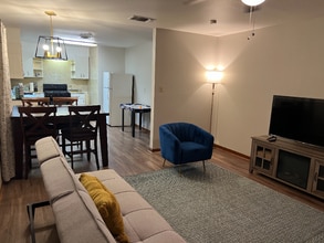 1615 Cincinnati Ave, Unit 3 in San Antonio, TX - Foto de edificio - Building Photo