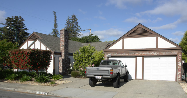 1101 Roxie Ln in Walnut Creek, CA - Foto de edificio - Building Photo