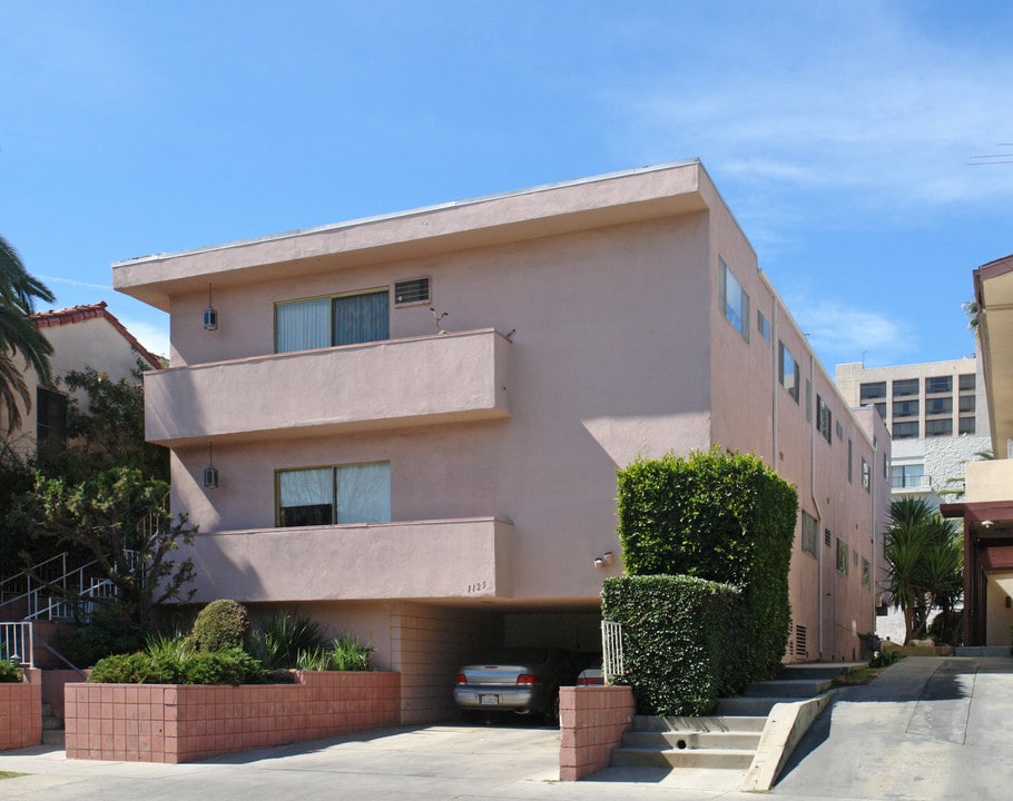 1125 Rexford Dr in Los Angeles, CA - Building Photo