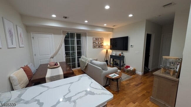 104 Broughton Ave, Unit 1B in Bloomfield, NJ - Building Photo - Building Photo