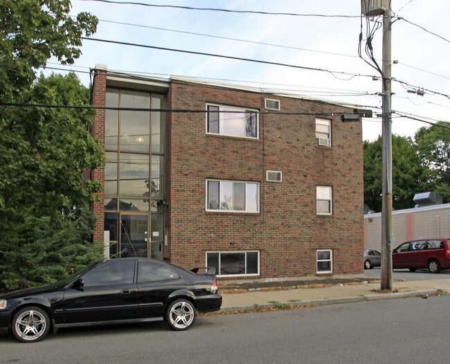 77 Crescent St in Waltham, MA - Foto de edificio - Building Photo