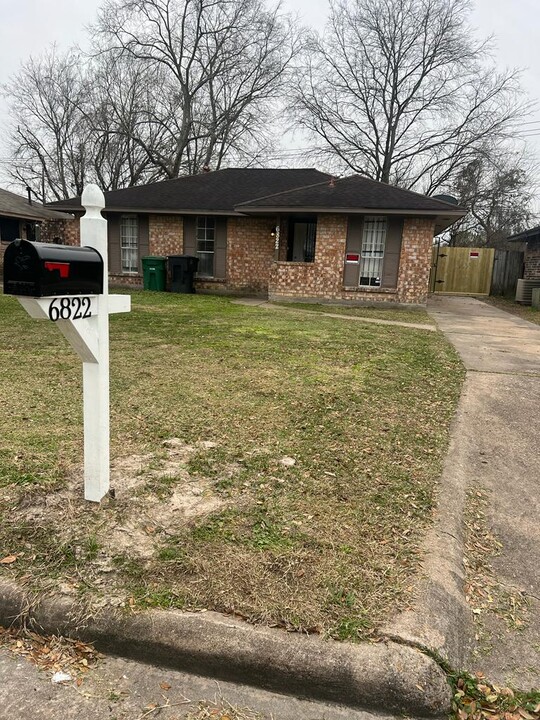 6822 Leedale St in Houston, TX - Building Photo