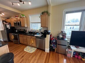 48 Lowell St, Unit 2 in Somerville, MA - Foto de edificio - Building Photo