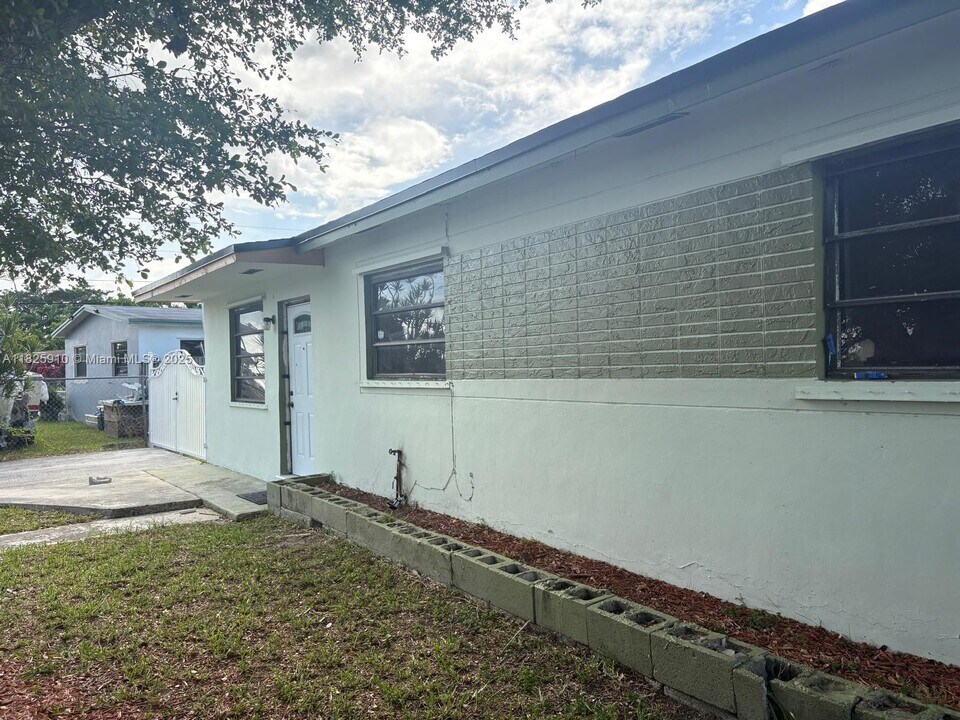 10791 SW 221st St Rd in Miami, FL - Building Photo