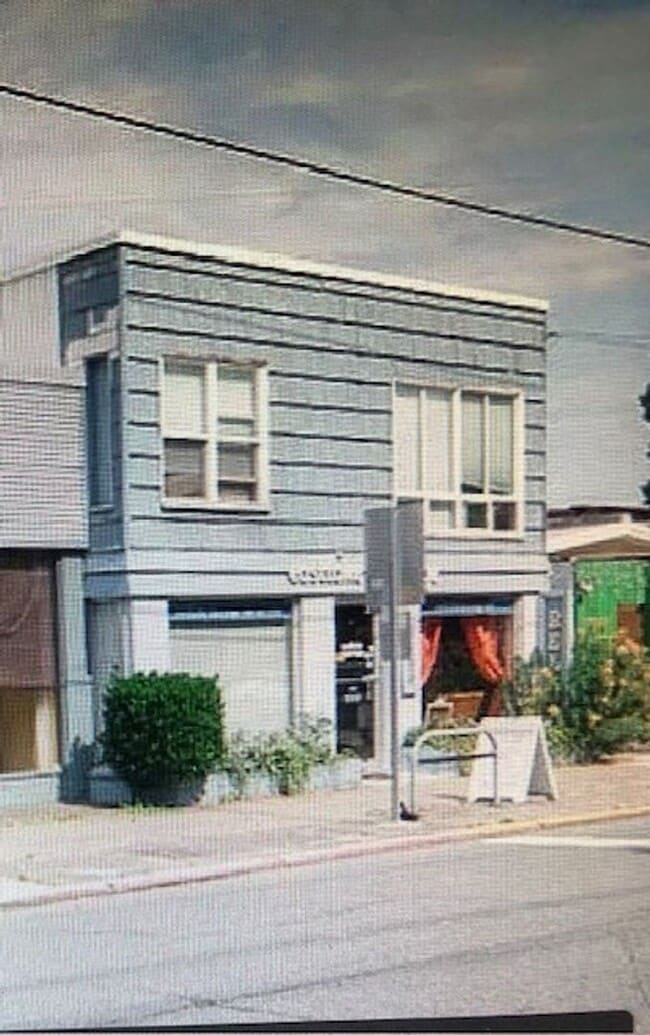property at 3105 1/2-3105 Eastlake Ave E