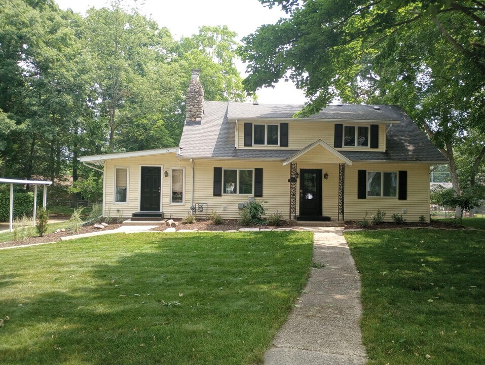 821 Van Slyke Dr in Fontana, WI - Building Photo