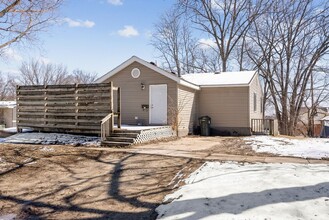 724 W 1st St in Cedar Falls, IA - Building Photo - Building Photo