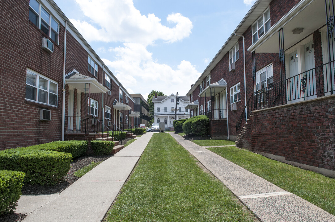 Essex Gardens in Hackensack, NJ - Foto de edificio