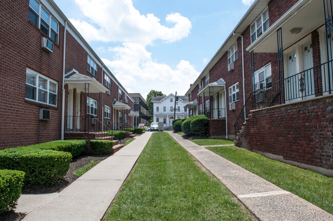 Essex Gardens in Hackensack, NJ - Foto de edificio - Building Photo