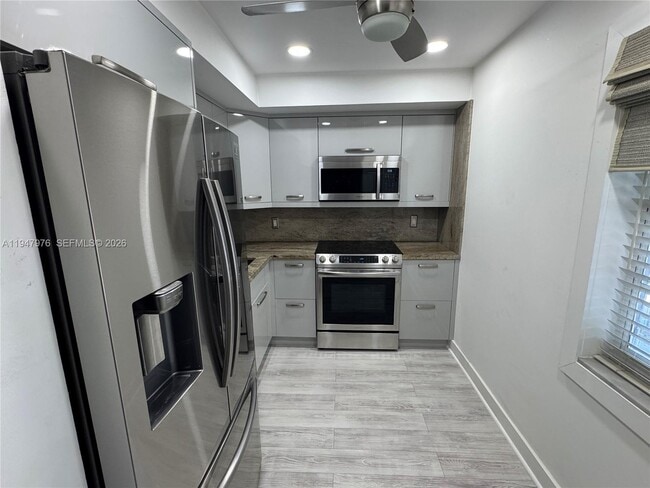 3300 N Palm Aire Dr in Pompano Beach, FL - Building Photo - Building Photo