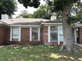 514 McQueary St in Arlington, TX - Building Photo