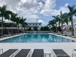 6455 NW 103rd Pl in Doral, FL - Building Photo - Building Photo