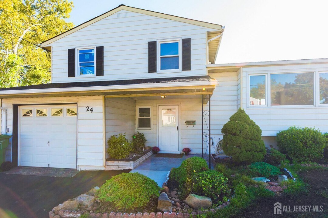 24 Rieder Rd in Edison, NJ - Building Photo