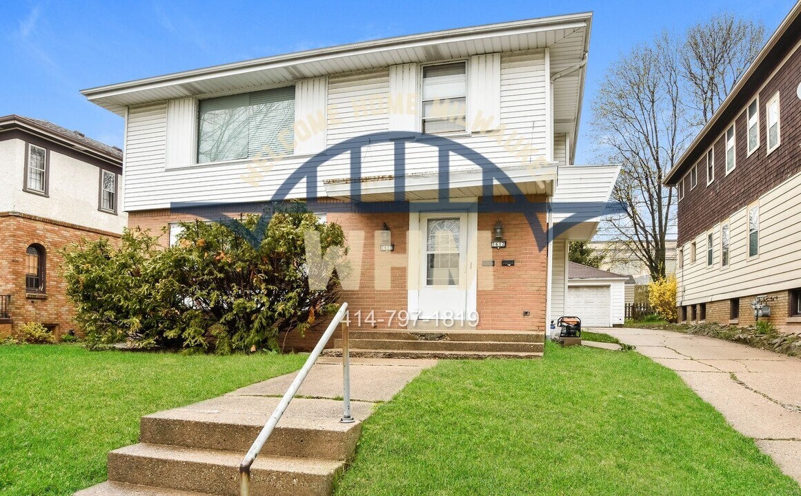 1610 E Beverly Rd-Unit -Lower in Shorewood, WI - Building Photo