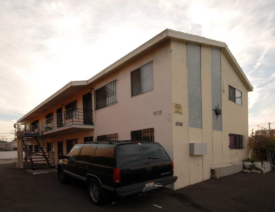 6208 S San Pedro St in Los Angeles, CA - Building Photo