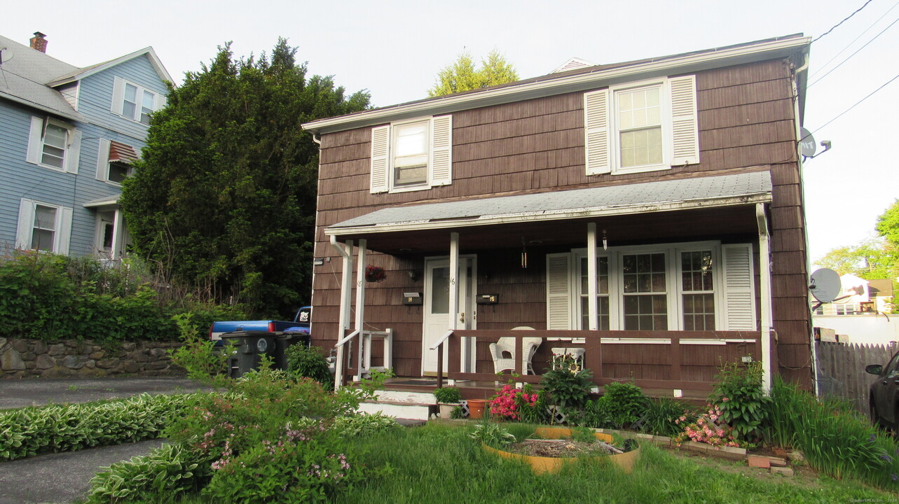 16 Pine St in Torrington, CT - Building Photo