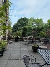 2000 N Lincoln Park W, Unit 302 in Chicago, IL - Foto de edificio - Building Photo