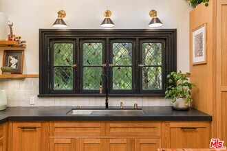 4880 Queen Florence Ln in Los Angeles, CA - Building Photo - Building Photo