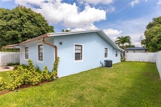 2433 SW 19th St in Miami, FL - Building Photo - Building Photo