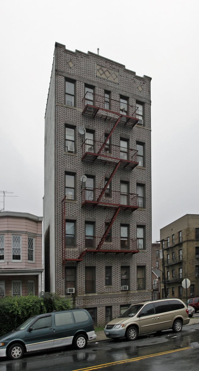 4305 Furman Avenue in Bronx, NY - Foto de edificio - Building Photo