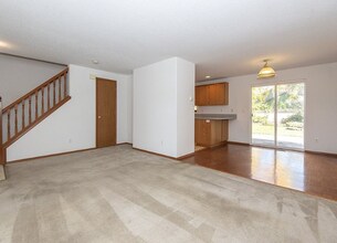 1243 Constitution Ave in Woodburn, OR - Foto de edificio - Building Photo