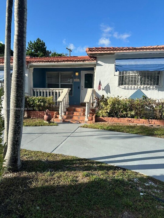 2225 SW 21st Ter in Miami, FL - Foto de edificio