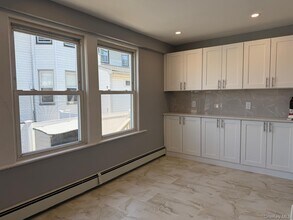24 Doxsey Pl in Lynbrook, NY - Building Photo - Building Photo